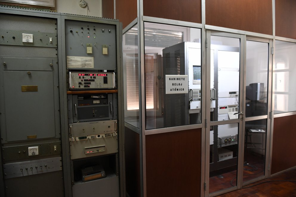  Gabinete del reloj atómico patrón de la Sala de Hora - ONBA